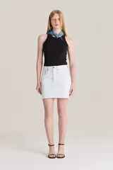 Minifalda de jean Levi's en color blanco, con diseño deconstruido, tiro medio y cierre frontal con botones y cremallera.