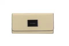 Monedero tipo sobre color beige con textura símil cuero y broche imantado. Tiene un bolsillo interno con cierre y logo de la marca Terrano en placa metálica plateada.