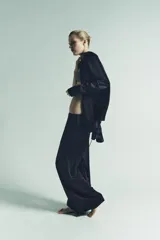 Pantalón de vestir azul marino, tiro alto, con cintura elástica y pernera recta ancha.