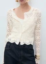 Cardigan de punto con diseño de crochet color crudo, cuello redondo, manga larga, cierre frontal con botones y bajo festoneado.