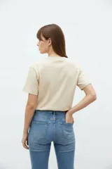 Remera cropped de algodón con cuello redondo, diseño holgado y estampado frontal de una copa con cerezas.