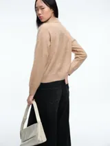 Sweater de tejido de punto suave con textura, cuello polo con cierre de tres botones, manga larga y corte recto.