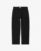 Pantalón tipo carpenter de denim en color azul stone wash. Presenta un corte regular con botamanga recta, cierre de botón y bragueta. Incluye bolsillos traseros tipo parche con etiqueta de la marca, bolsillos frontales con monedero y bolsillos laterales utilitarios característicos del estilo carpenter.