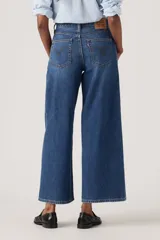 Jeans de mezclilla azul con diseño wide leg, tiro medio y corte al tobillo.