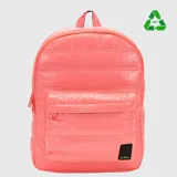 Mochila de diseño acolchado en color turquesa, confeccionada con material reciclado rPET. Cuenta con un compartimento principal amplio con espacio para notebook, bolsillo frontal con cierre y correas acolchadas para mayor comodidad.