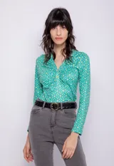 Top de manga larga con estampado retro en tonos verde y amarillo. Tiene escote en V con frunces, cuello camisero y dos botones de plástico.