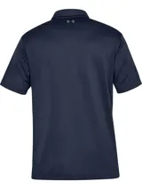 Remera polo de manga corta Under Armour, confeccionada en tejido técnico ligero y transpirable. Presenta cuello clásico con tapeta de dos botones y logo de la marca estampado en el pecho.