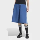 Bermuda de denim azul con corte muy holgado y extragrande, diseño de la colección Adicolor con las clásicas tiras laterales de Adidas Originals.