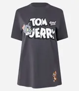 Remera de algodón color gris oscuro con cuello redondo y manga corta. Presenta un estampado grande con el logo de "Tom and Jerry" en blanco y los personajes Tom y Jerry.