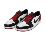 Championes Air Jordan 1 Low OG, color blanco, negro y rojo. Diseño de caña baja con cordones rojos, logo Nike en negro y suela blanca con detalles rojos.
