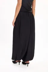 Pantalón marrón fluido de corte ancho y relajado, con cintura elástica fruncida y diseño abombado en las piernas.
