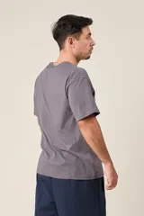 Remera negra de algodón con estampado frontal de la palabra "Emotion" en color blanco.