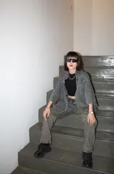 Pantalón unisex de denim azul con lavado artesanal en tonos beige. Corte holgado, cintura elástica, pierna ancha y largo estándar.