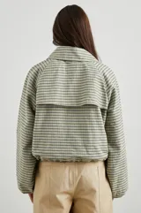 Campera corta a cuadros color verde, con cuello camisero, cierre con botones, bolsillos y cordón ajustable en el ruedo.