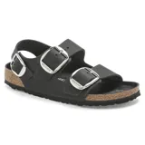Sandalia Birkenstock modelo Milano con diseño de hebillas grandes metálicas. Cuenta con dos tiras ajustables en el empeine y una tira trasera para mayor sujeción. Presenta plantilla anatómica de corcho y látex con recubrimiento de cuero y suela de goma antideslizante.