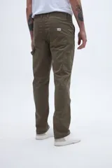 Pantalón de gabardina gris, corte recto, estilo carpintero con bolsillos laterales y detalle en la parte trasera.