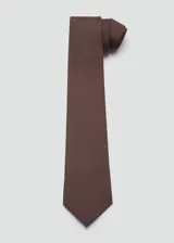 Corbata marrón de diseño clásico y largo tradicional, confeccionada en poliéster con acabado liso.