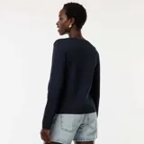 Cárdigan azul marino de punto canalé, con escote en V, cierre frontal con botones dorados y mangas largas.