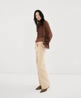 Jeans de corte recto en color beige claro, con tiro medio y diseño clásico de cinco bolsillos.