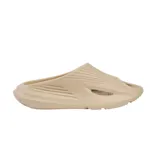 Ojotas negras con diseño texturizado en la plantilla y aberturas en la parte superior.