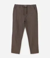 Pantalón masculino relaxed en oxford de algodón blanco, con bolsillos delanteros y traseros, cintura con trabillas y cordón de ajuste.