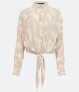 Camisa color beige con estampado geométrico, cuello camisero, manga larga y lazo frontal.