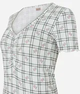 Pijama largo de dos piezas confeccionado en tejido peach touch, con estampado de cuadros y pequeños detalles florales. Incluye una blusa de manga corta con escote en V, frunce en el busto y bordes ondulados, y un pantalón de corte recto con cintura elástica y cordón ajustable.