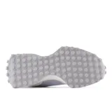 Championes New Balance modelo 327 para mujer, color blanco con detalles plateados metalizados y logo 'N' en blanco. Suela de goma con tacos prominentes en color gris claro.