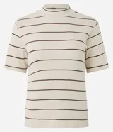 Blusa de ribana marca Marfinno, color beige con rayas horizontales finas de color marrón, cuello alto y mangas cortas.