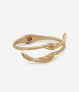 Pulsera rígida de metal con diseño minimalista y extremos en forma de pétalos. Cuenta con una apertura lateral articulada que facilita su colocación.