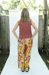Pantalón holgado tiro alto con elástico en la cintura y estampa Ikat colorida.