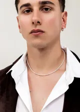 Cadena plateada de acero quirúrgico hipoalergénico con eslabones tipo tourbillón.