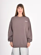 Buzo de cuello redondo en color gris oscuro, con corte holgado y mangas largas con puños elásticos. Presenta un pequeño bordado en el pecho con la palabra 'Cupid' y un corazón.