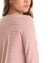 Cardigan de tejido fino en color gris, con cuello redondo, cierre frontal con botones y mangas tres cuartos.