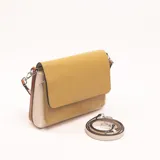 Bandolera color beige y mostaza con textura símil cuero de cocodrilo, correa larga regulable y herrajes plateados.
