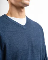 Buzo tejido de punto con cuello en V, de calce regular y mangas largas con puños acanalados.