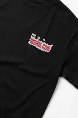 Remera negra de corte estándar con estampa gráfica colorida en la espalda que presenta un personaje con cabeza amarilla, rodeado de elementos abstractos y el texto 'Vernal Club'.