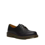 Zapato de cuero negro con cordones, diseño clásico de tres ojales, suela de goma con cámara de aire y costuras amarillas distintivas en el borde.