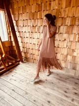 Vestido midi tejido en hilo brillante color cobre, con mangas cortas, corte oversized y flecos en el ruedo.