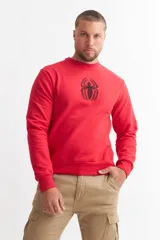 Buzo rojo de hombre con cuello redondo y estampado del logo de Spiderman en el pecho.