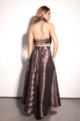 Falda larga marrón de tafeta con diseño de rombos bordados, corte acampanado y bolsillos laterales.