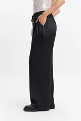 Pantalón de jogging plateado de corte wide leg y cintura elastizada con lazo ajustable.