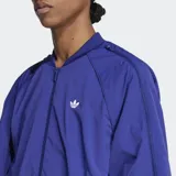 Campera Adidas Adilenium Season 3 color violeta con cierre frontal, cuello mao y logo blanco bordado en el pecho.