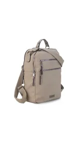 Mochila color beige de símil cuero con doble apertura superior con cierre. Incluye dos bolsillos al frente con cierres metálicos, asa rígida de mano y correa de galón. En la espalda correas de galón regulables.