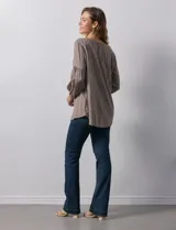 Blusa de gasa estampada marca Grand & Green. Tiene cuello a la base, escote en V y abertura con botones.