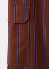 Pantalón cargo de algodón con diseño a rayas, cintura ajustable con elástico y bolsillos laterales con solapa.