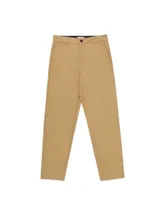 Pantalón chino color marrón, de corte recto y ajuste con botón y cierre frontal, con bolsillos laterales y trabillas para cinturón.