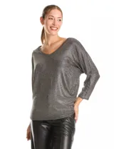 Blusa de tejido acanalado con acabado metalizado, escote en V y mangas tres cuartos estilo japonés. Presenta un diseño holgado con costura central en la espalda y ruedo curvo.