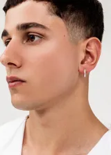 Par de aros tipo huggies de plata 925 con circonias engarzadas. Diseño clásico y elegante.