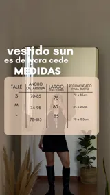 Minivestido negro con escote halter y espalda descubierta. Presenta un corte en el busto con tres tiras horizontales.